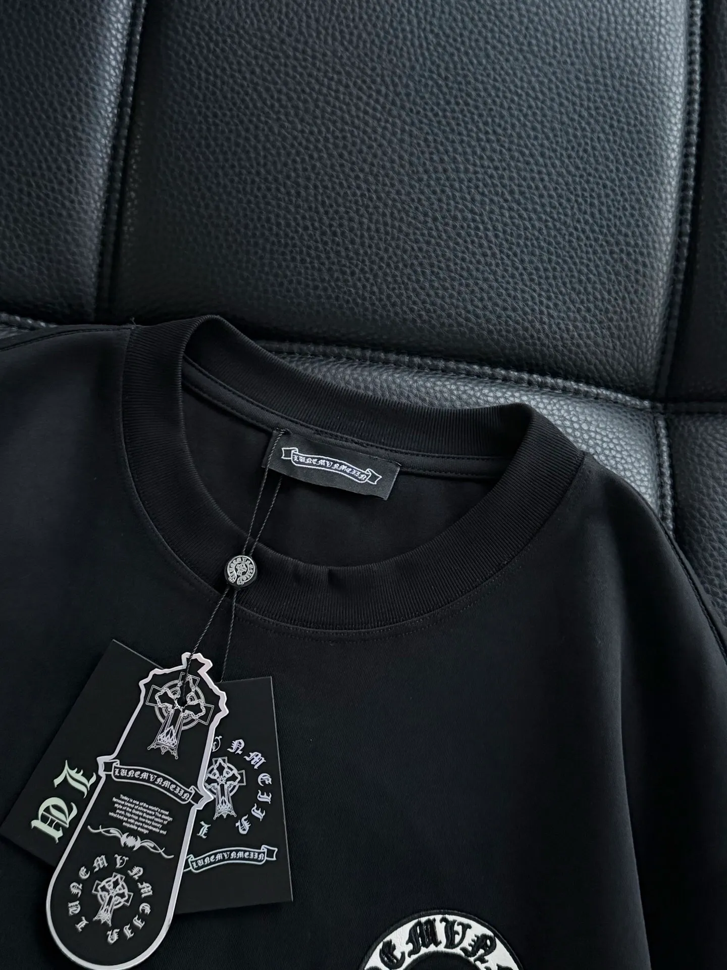 P400 ChromeHearts Chrome Heart Round Neck Long Sleeve The pursuit of quality absolutely guarantees quality! Using double-sided cotton fabric, the texture is clearly visible, the texture is soft, delicate and smooth, and the customized three-dimensional embroidery and leather patchwork technology is full of drape! The workmanship is fine and the shoulder lines are smooth. All imported chain machines are used to make the shoulder rolling strips. It has a certain thickness and is not made of cheap material but has a shiny feel that is comfortable and not tight on the upper body. It is the most avant-garde street item that can be easily matched by both men and women!  Color: black white Size: m-3xl Style number: 3576